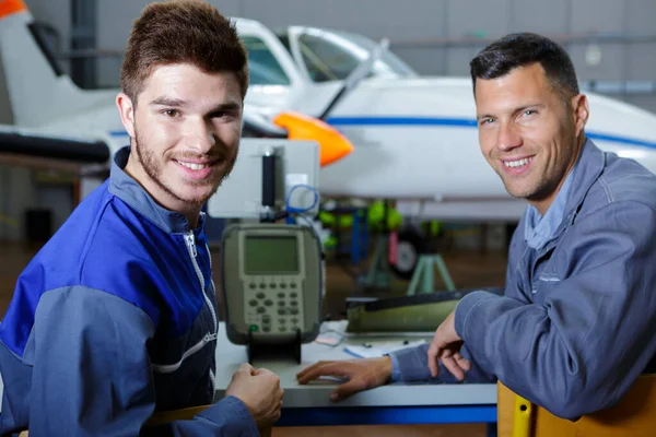 Två Mekaniker Arbetar Ett Litet Flygplan — Stockfoto