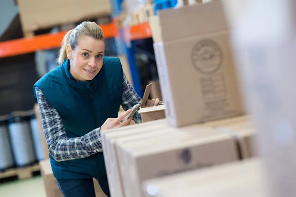 Female Professional Courier Boxes Delivering Packages Manufacturing —  Fotos de Stock
