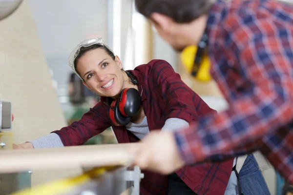 Man Woman Working Together Carpentry Workshop — Stock fotografie