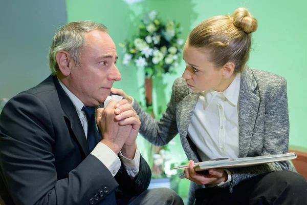 Female Funeral Director Consoling Senior Man — Stockfoto