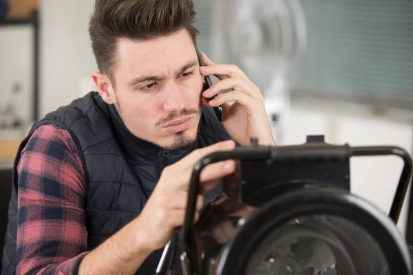 Technician Repairing Appliance Makes Call Smartphone — Stock Photo, Image