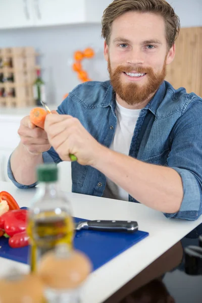 Man Cutting Carrot Vegetables Kitchen — Stock Photo, Image