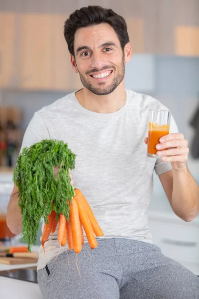Mann Hält Ein Glas Saft Und Karotten Der Hand — Stockfoto
