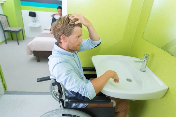 Handicapped Man Hotel Bathroom — Fotografia de Stock