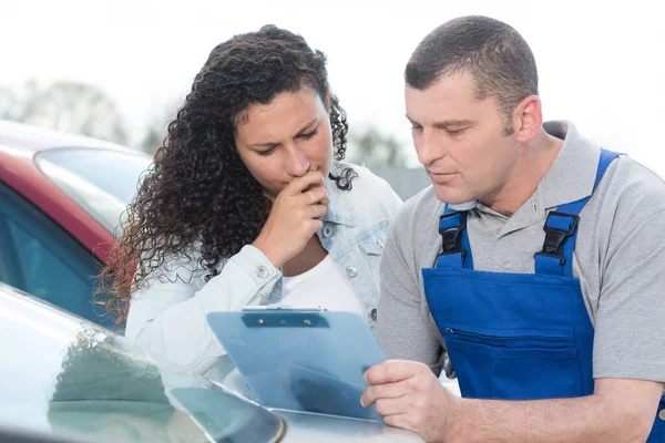 Male Mechanic Female Customer Outdoors — Fotografia de Stock