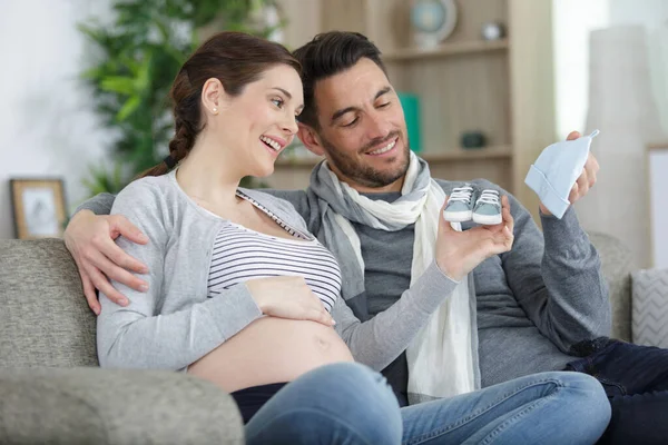 Pregnant Couple Holding Small Baby Shoes — Stock fotografie