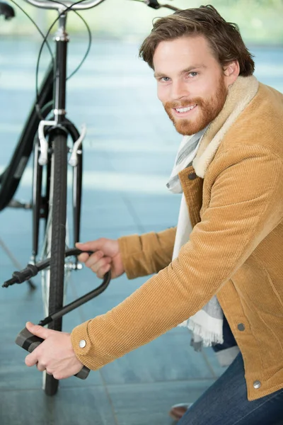 Man Securing His Bicycle Lock — Zdjęcie stockowe