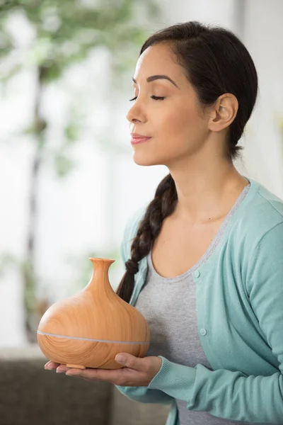 Woman Enjoying Scent Aromatherapy Diffuser — Stock fotografie