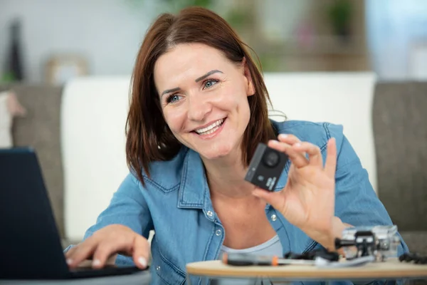 Woman Ready Transfer Photographs Her Laptop — Stock Photo, Image