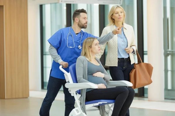 Doctors Woman Pregnant Woman Corridor Hospital —  Fotos de Stock