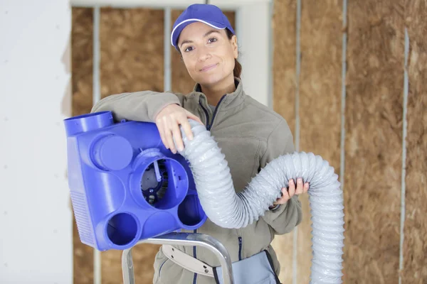 Happy Female Electrician Working Cables — Stock Photo, Image
