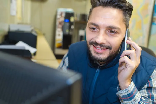 Techniker Telefoniert Während Der Arbeit Serverraum — Stockfoto
