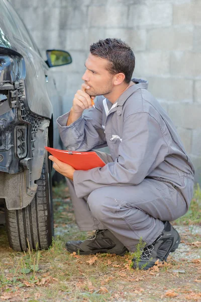 Mechanic Holding Clipboard Assessing Accident Damaged Car — Stock Photo, Image