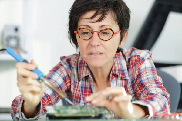 Woman Technician Repair Electronics Device Toned Image — Stock Photo, Image