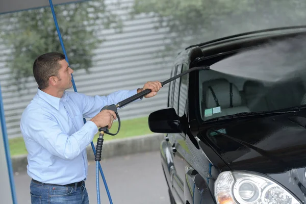 Man Cleaning His Black Car — Stockfoto