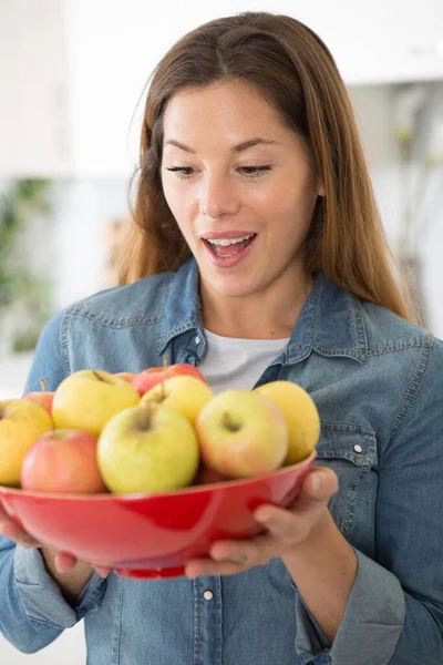 Young Beautiful Woman Holding Apples — Stockfoto