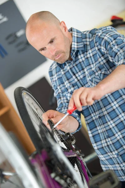 Portrait Man Fixing Bike Wheel — Stock Photo, Image