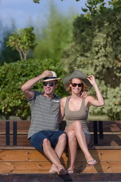Couple Traveling Sitting Bench — Stockfoto
