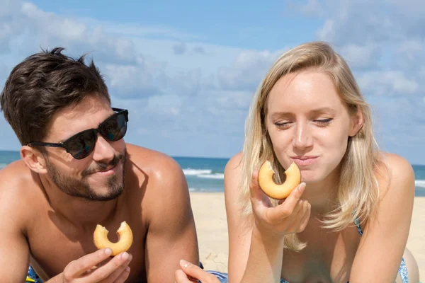 Young Couple Eating Beach — Stock Photo, Image