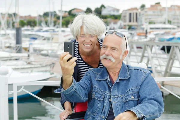 Image Handicapped Male Taking Selfie Wife — Stock Photo, Image