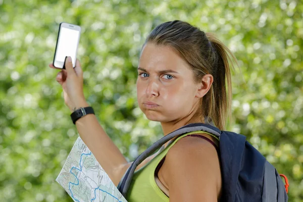 Worried Female Hiker Holding Mobile Phone — Stock Photo, Image