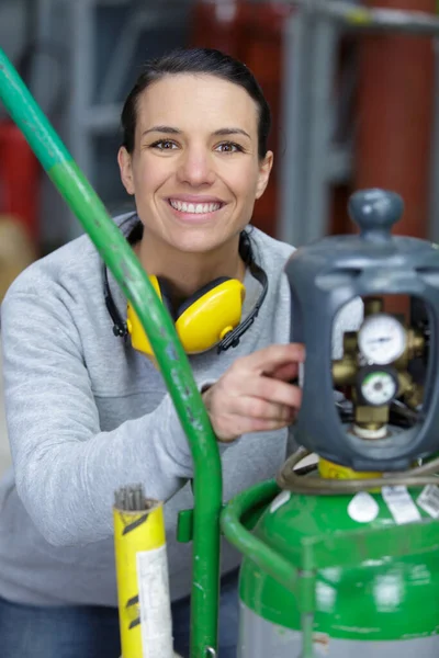 工場で働く女性技術者の笑顔が — ストック写真