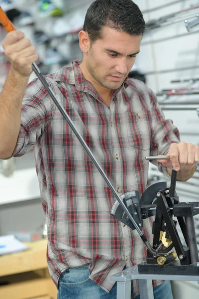 Golfer Repairing His Club — Stock Photo, Image
