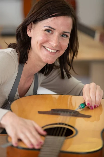 Woman Luthier Tuning Guitar Her Instrument Workshop — Stock fotografie