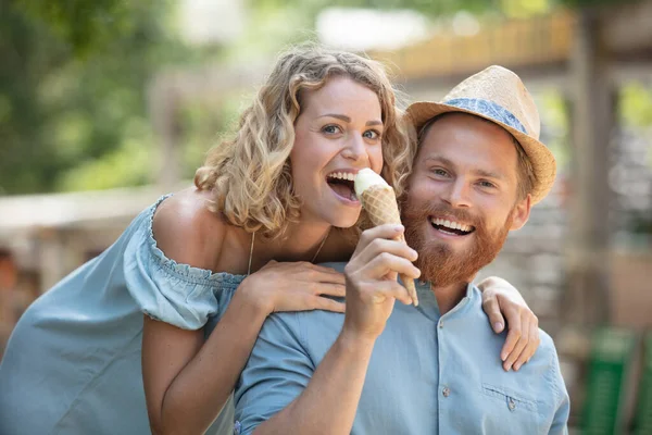 Couple Eating Ice Cream Summer — Fotografia de Stock