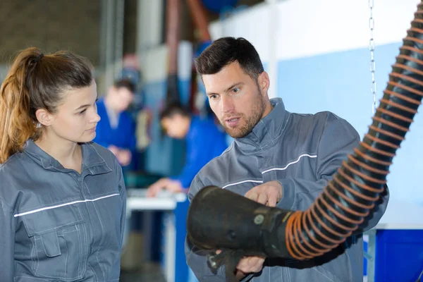 Mechanic Showing Intern Extractor Remove Fumes — Stock Photo, Image