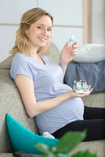 Pregnant Woman Holding Blue Shoes Baby Bottle — Stock Photo, Image