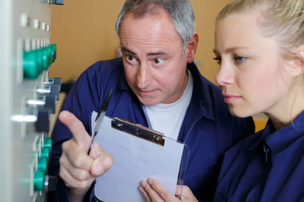 Foreman Explaining Machinery Controls Female Apprentice — Stock Photo, Image