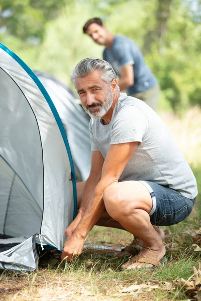 People Enjoy Camping Trip Together — Foto Stock