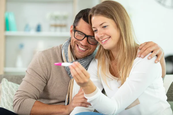 Happy Couple Looking Pregnancy Testing Kit — Stock Photo, Image