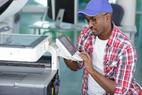 Man Testing Printer — Stockfoto