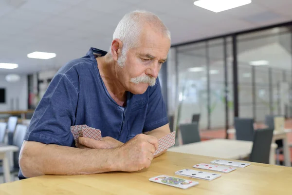 Senior Spelkort Äldreboendet — Stockfoto