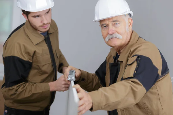 Senior Foreman Younger Worker — Stock Photo, Image