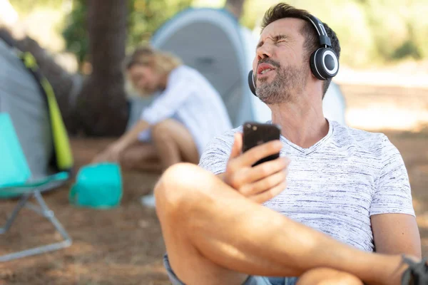 Young Men Listening Mp3 Player Camping — Stock Photo, Image