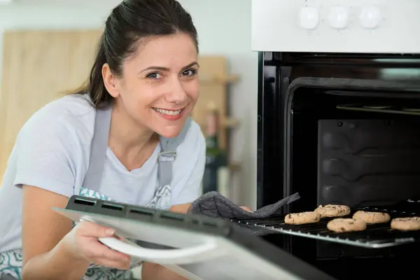 Young Beautiful Woman Pulls Cookies Oven — Stock Photo, Image