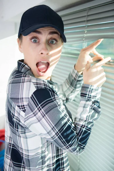 Woman Looking Blinds Girl Looking Out Window — Stock Photo, Image
