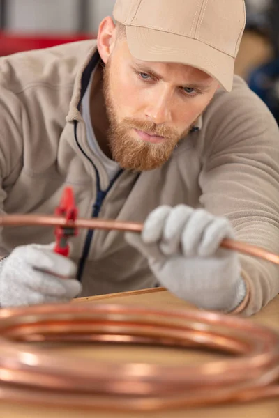 Craftsman Cutting Copper Pipe — 图库照片