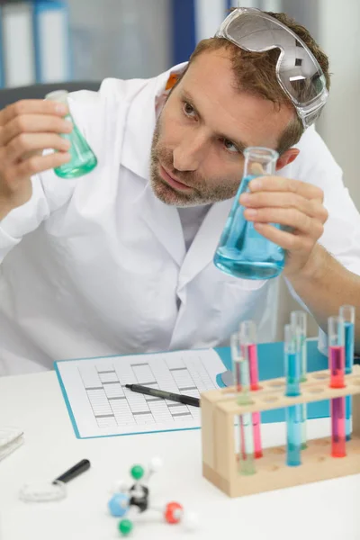 Concentrated Lab Worker Making Experiment — Foto de Stock