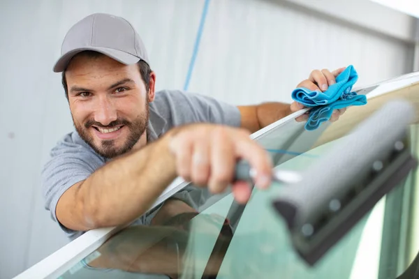 Man Cleaning Car Windows — Stock fotografie