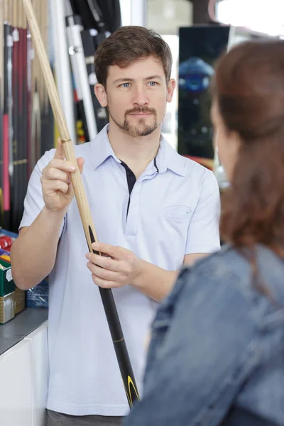 Man Holding Cue Stick — Stock Photo, Image