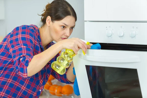 Portrait Woman Washing Oven — Stock fotografie