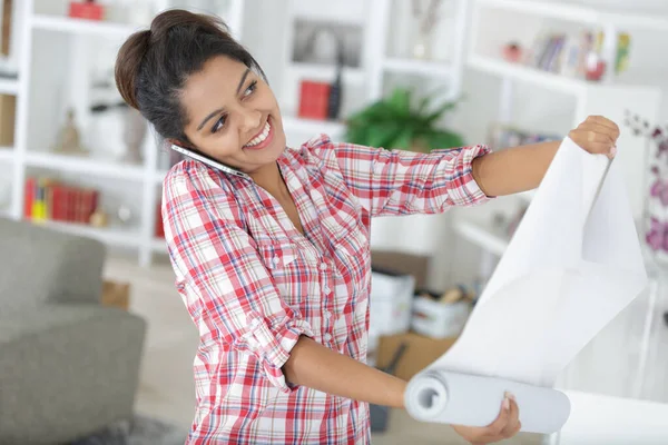 Young Woman Doing Repairs Apartment Wallpapering Wall — Stock Photo, Image