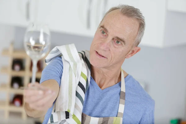 Man Checking Wine Glass Cleaning — Zdjęcie stockowe