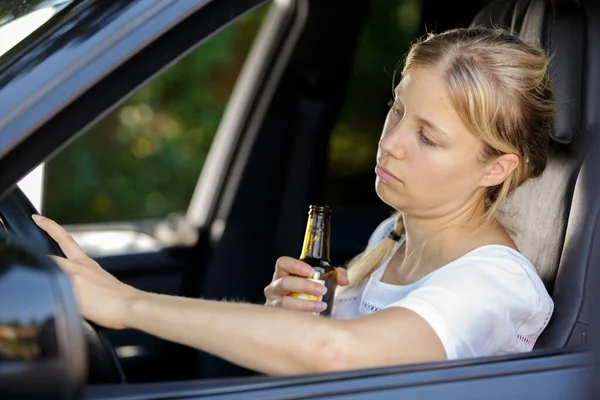 Picture Female Driver Holding Alcoholic Drink — Stock Photo, Image