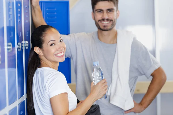 Couple Standing Talking Gyms Locker Room — Stok fotoğraf