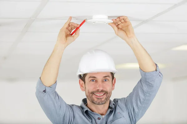 Man Replacing Light Bulb Ceiling — Stockfoto